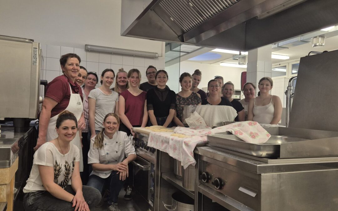 Osttiroler Marketenderinnen beim Kiachlbacken