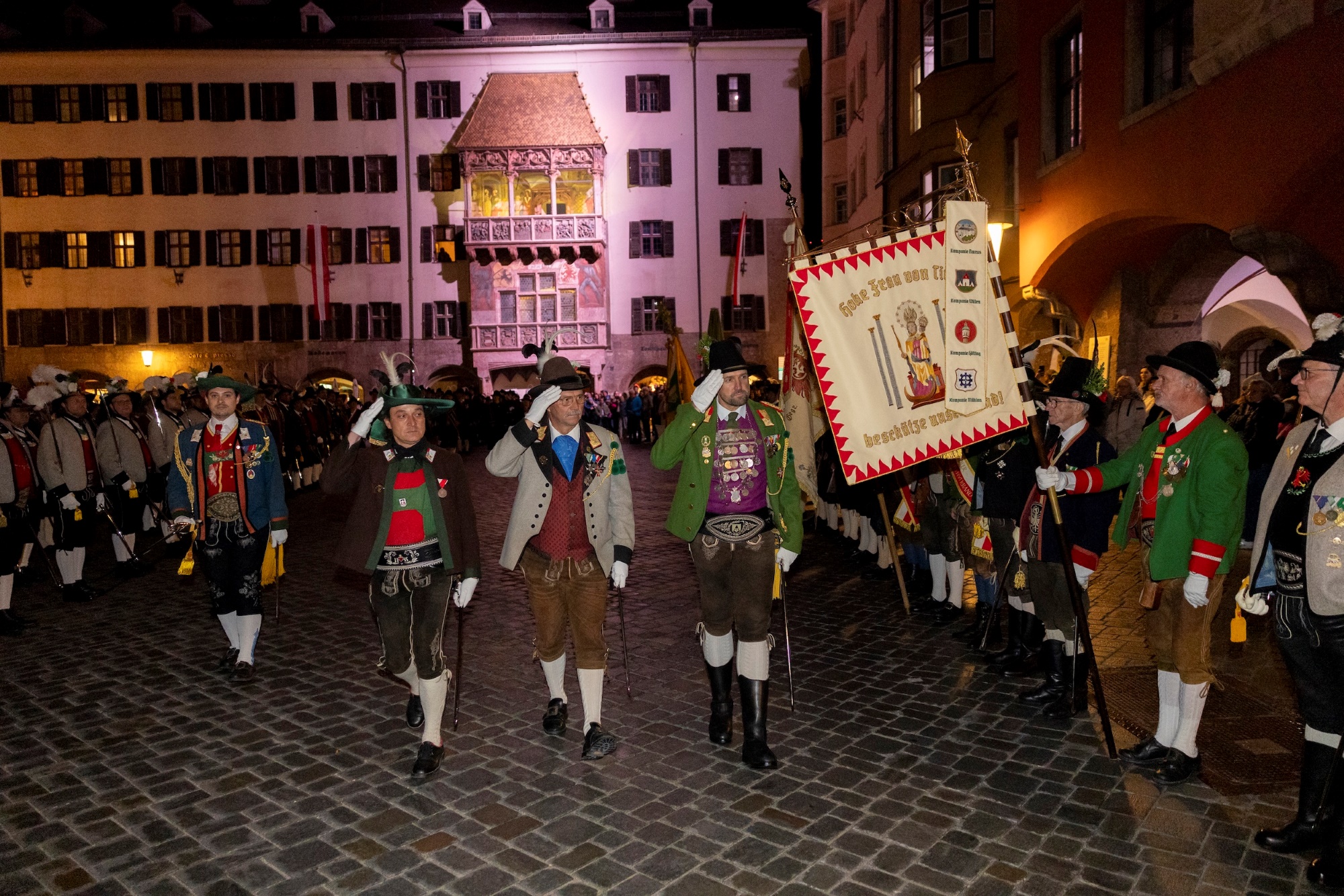 BTSK-Zapfenstreich-2025-Goldenes Dachl_Frontabschreitung-Sedlak
