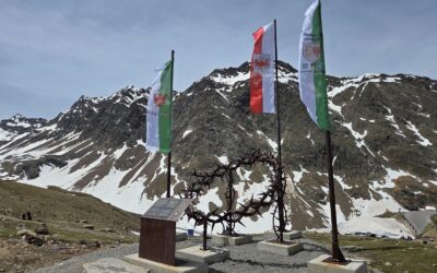 Fahnenhissung bei der Dornenkrone am Timmelsjoch