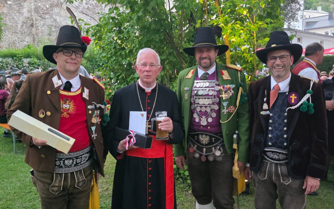 Tiroler und Salzburger Schützen erwiesen Erzbischof Dr. Franz Lackner die Ehre